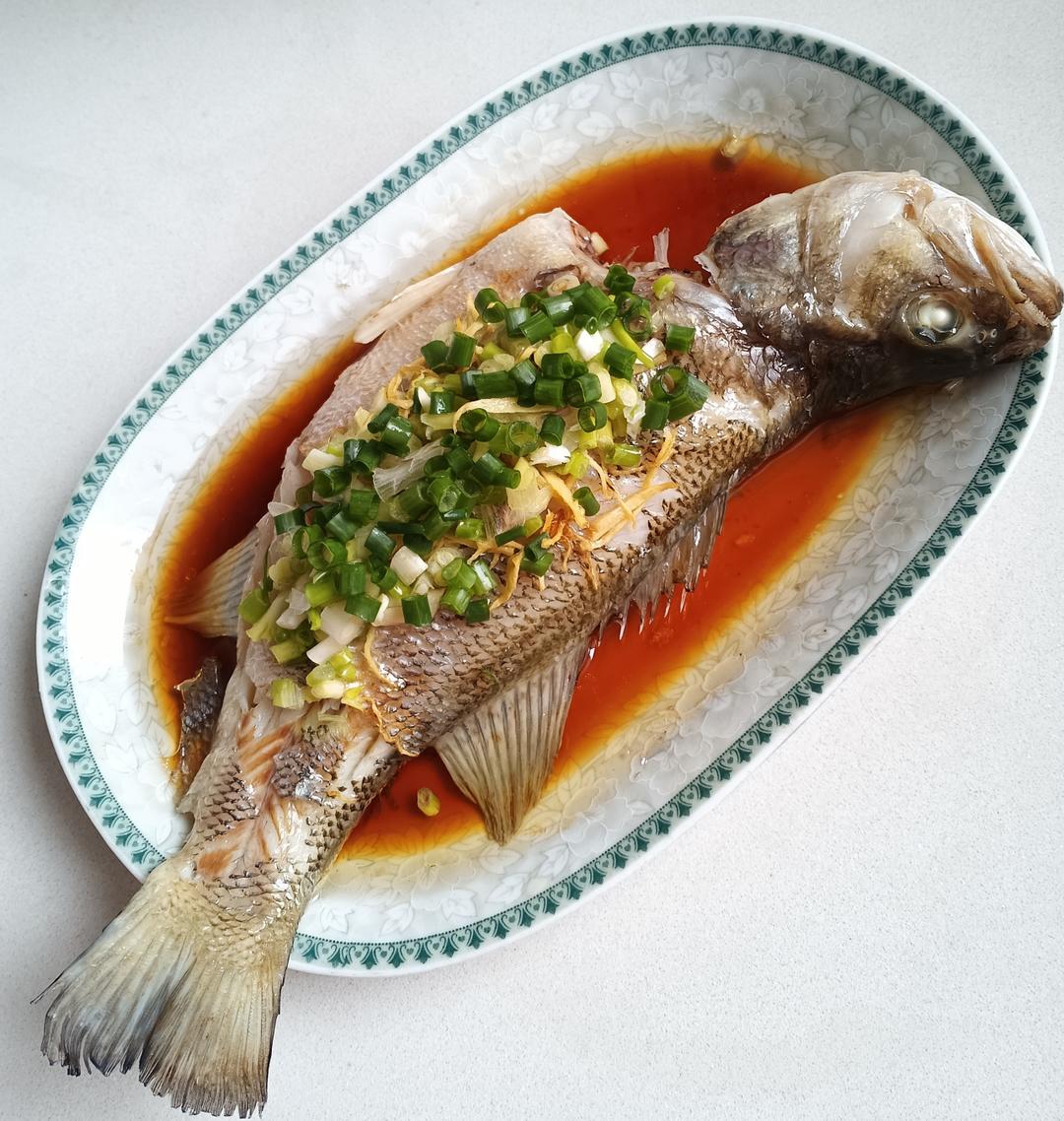 清蒸鲈鱼🐠最简单的做法，鱼肉鲜嫩无腥味！
