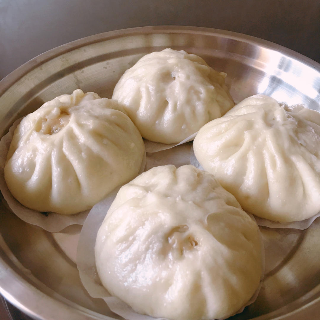松软多汁的肉包子