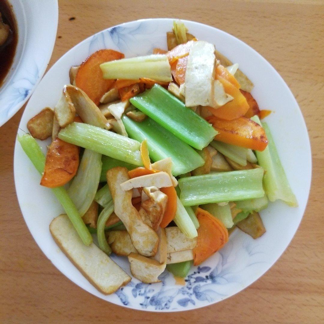 快手妈妈菜 芹菜炒香干居然这么好吃，做法简单，营养又健康