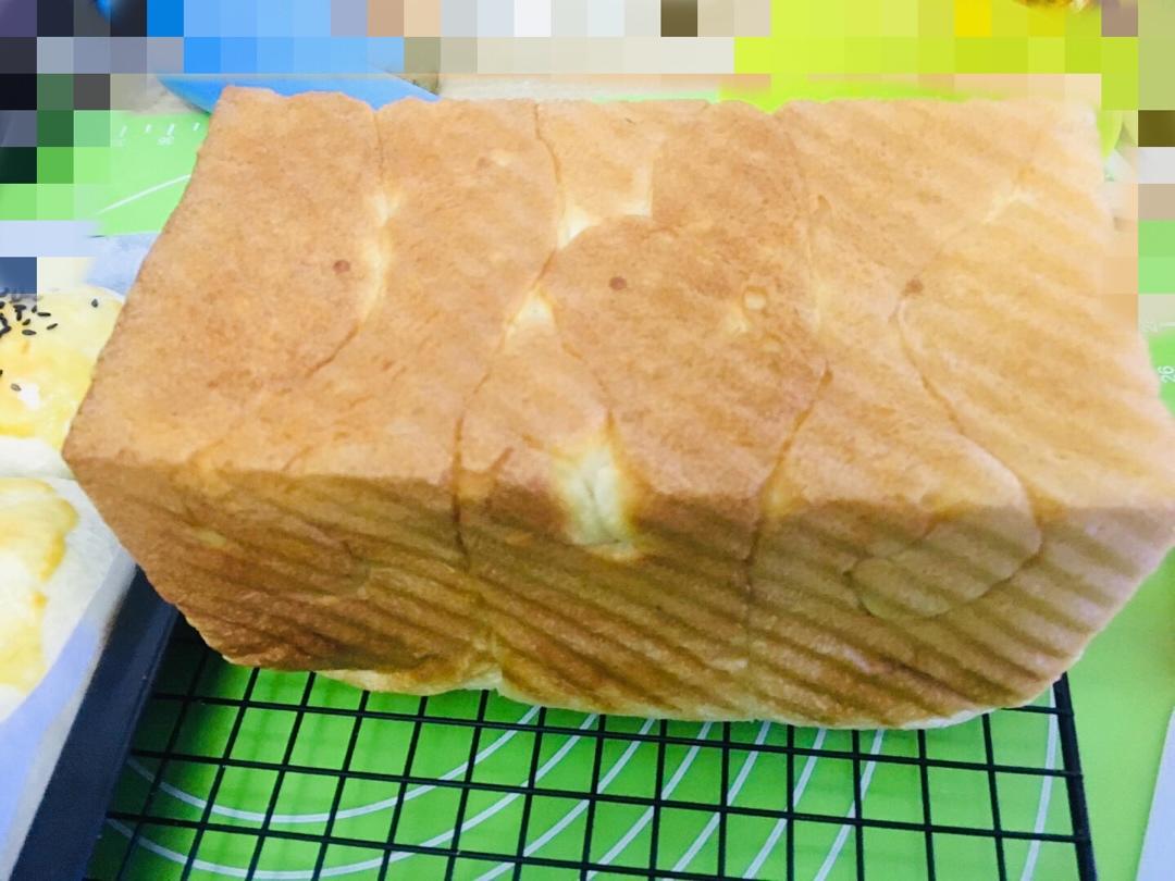 用烤箱自己做面包--手工牛奶吐司面包