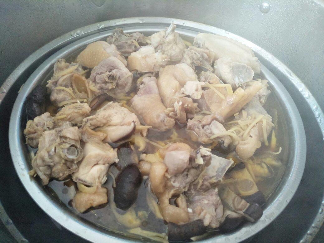 鲜香滑弹的铜盘蒸鸡