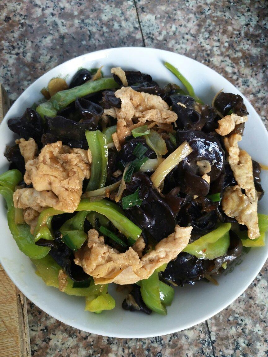 家常快手青椒木耳炒鸡蛋