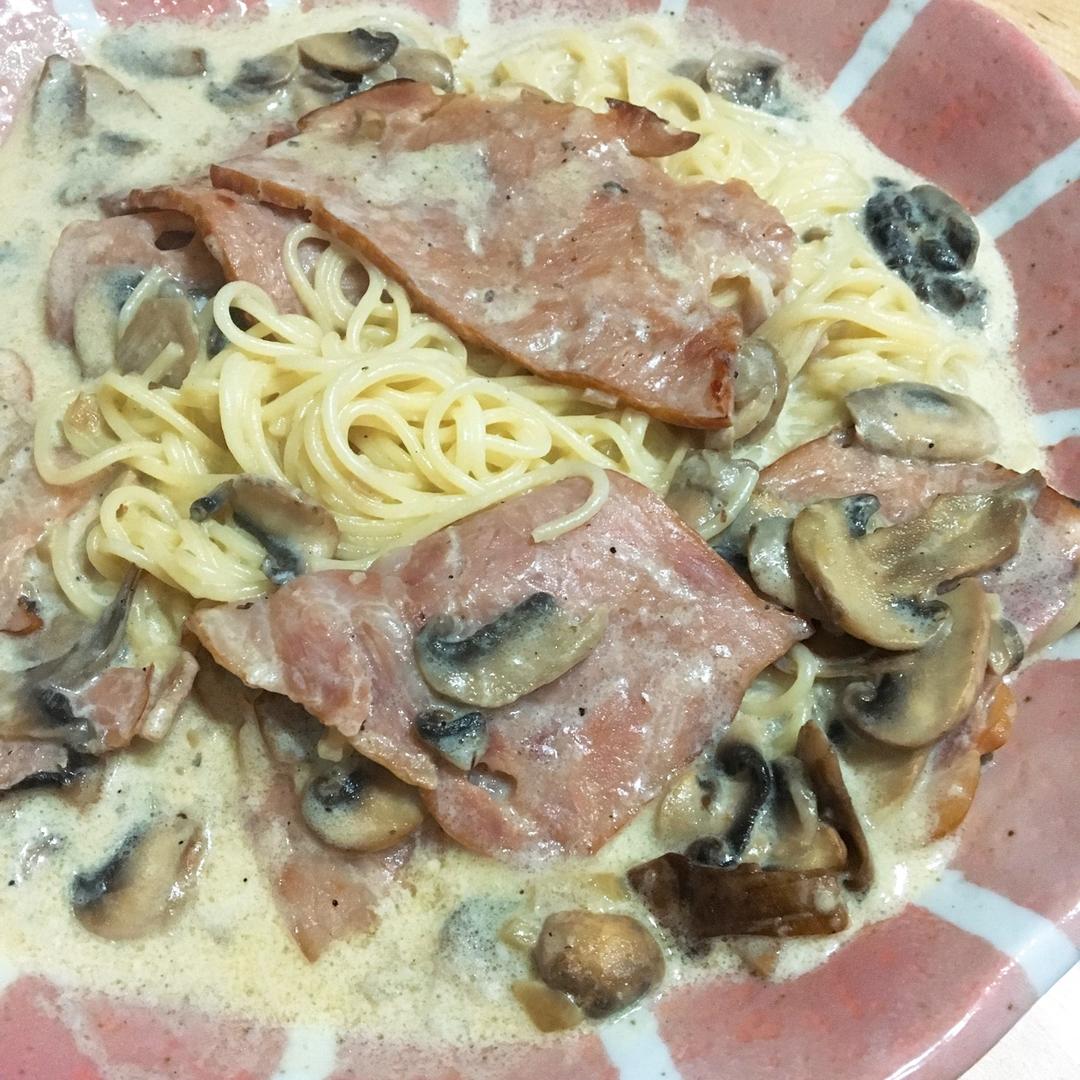 白汁蘑菇培根意粉