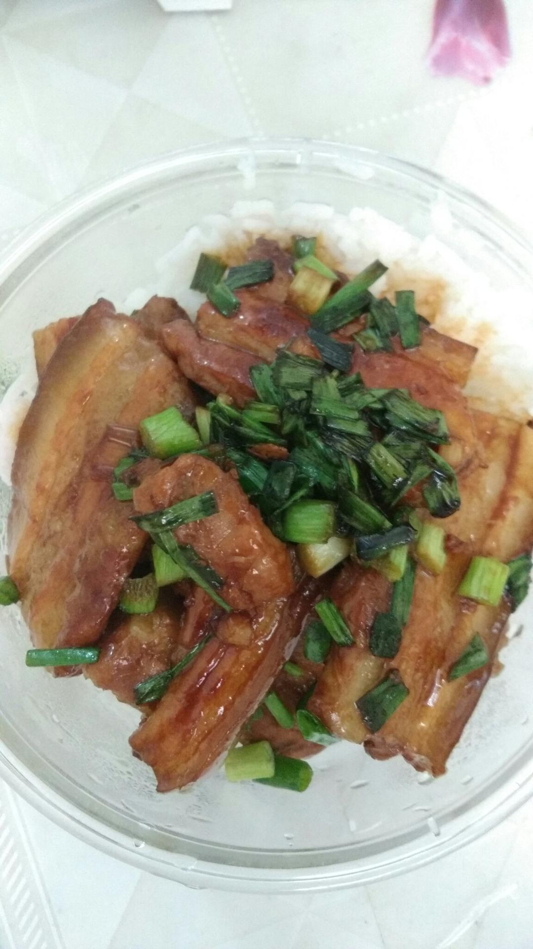 在吃美食做的烤五花肉盖饭