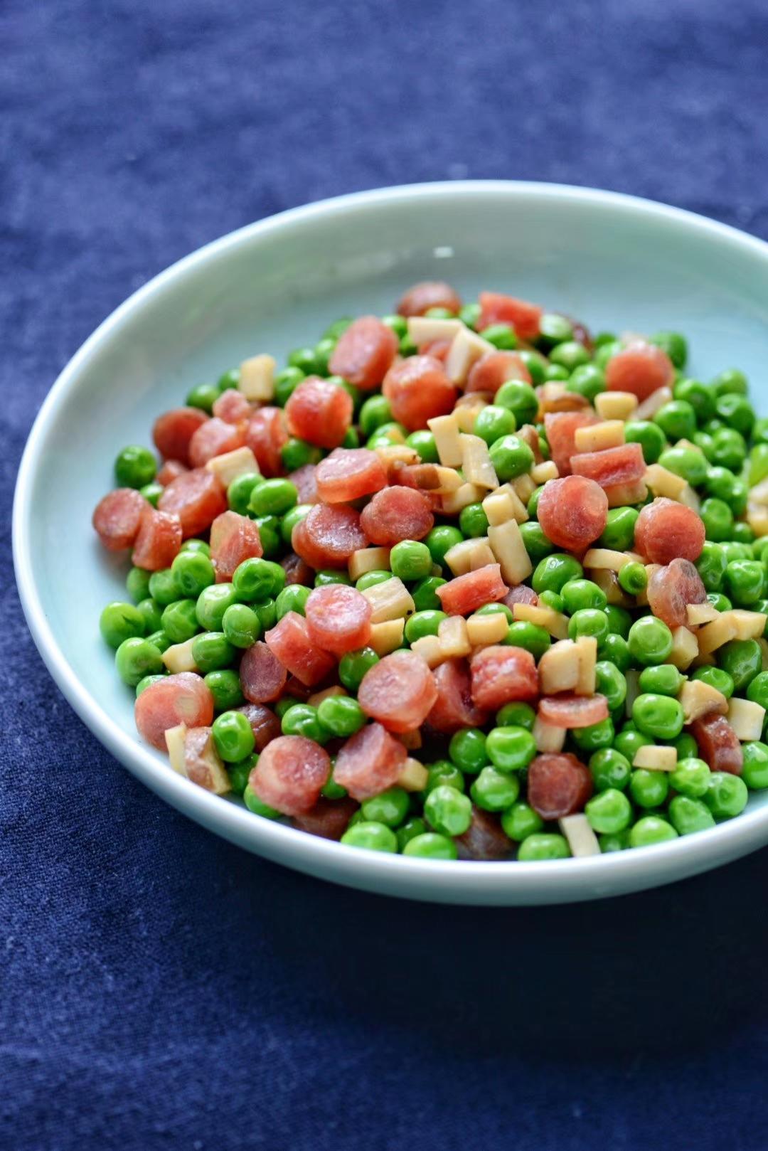 广式香肠炒豌豆的做法