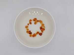 桃胶红枣枸杞炖奶的做法 步骤2