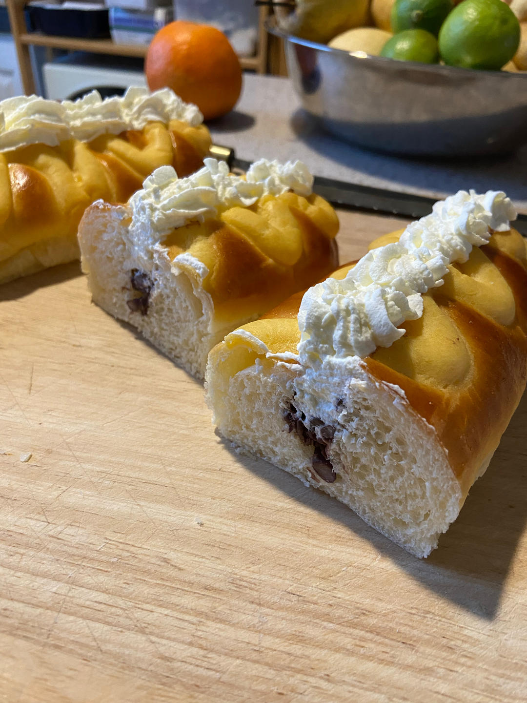 香甜柔软的毛毛虫面包