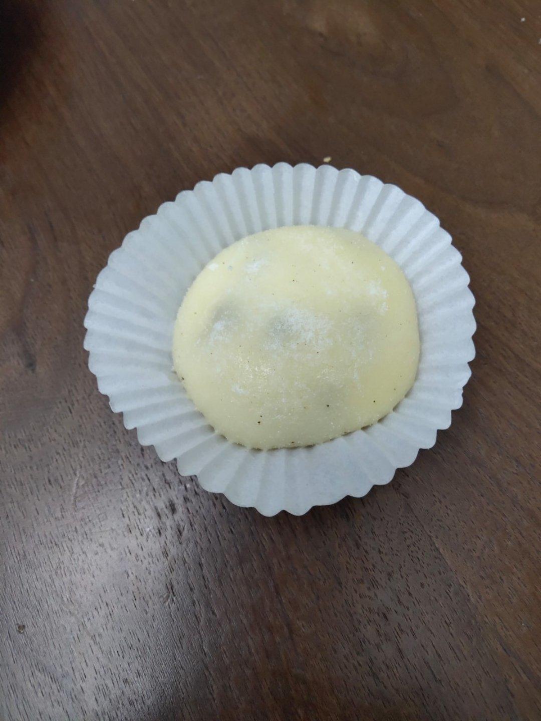 超详细零失败的雪媚娘教程
雪媚娘细白软糯，第一口咬QQ的皮再来就是里面是奶香怡人的淡奶油，裹着好吃的水果粒，口感丰富或咬到奥利奥咔呲咔呲脆。店铺里卖的雪媚娘还挺贵的，自己动手丰衣足食吧！其实做法也不难，快来一起动手吧！