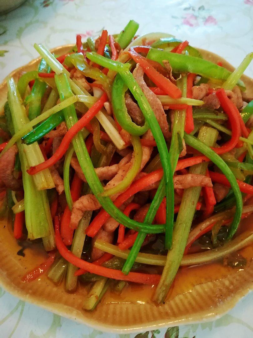 超下饭的青椒胡萝丝炒肉