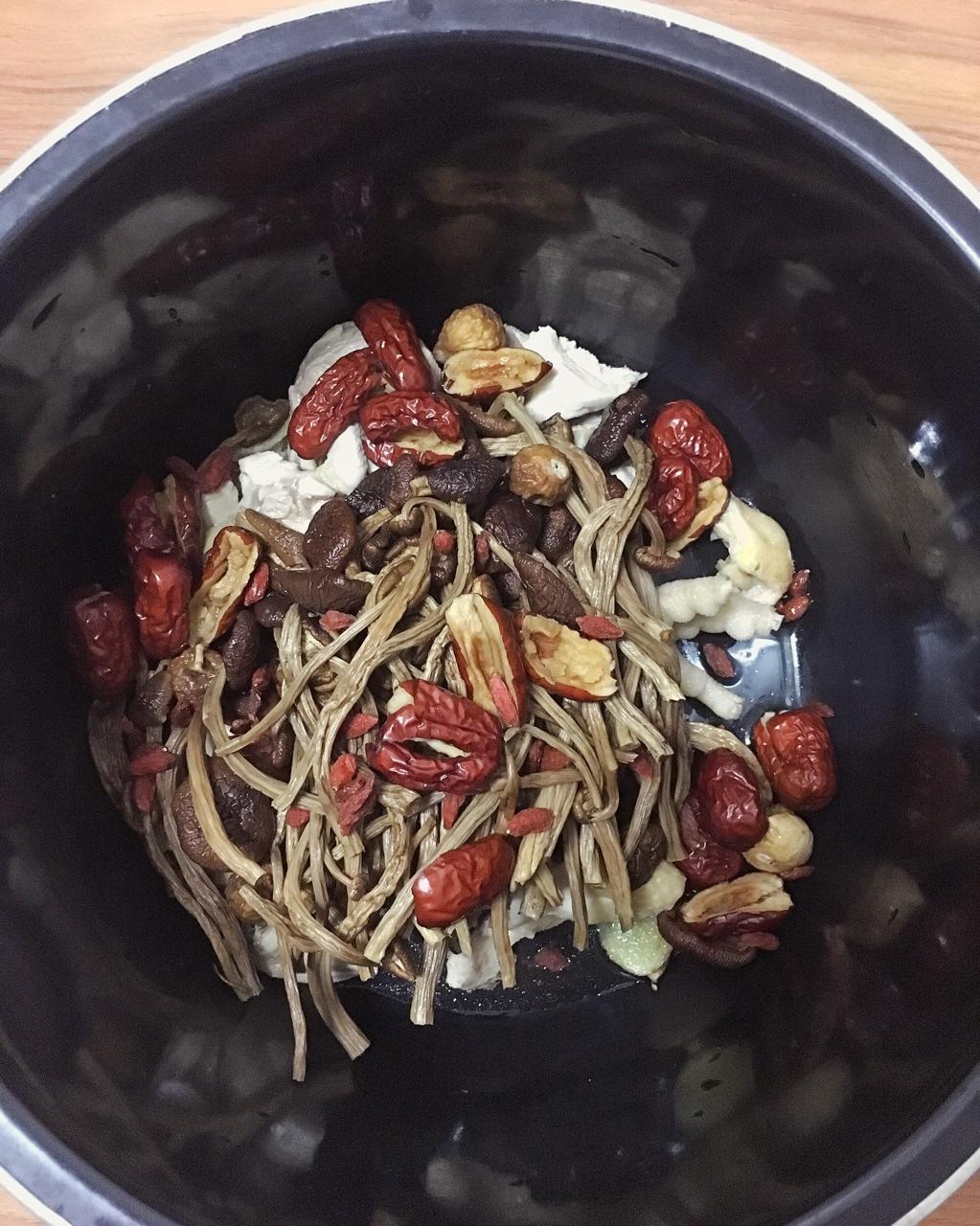 茶树菇无花果煲鸡汤