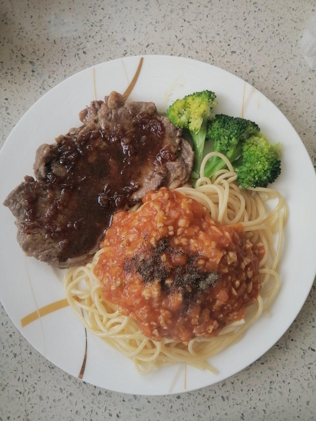 蕃茄蘑菇肉酱意大利面