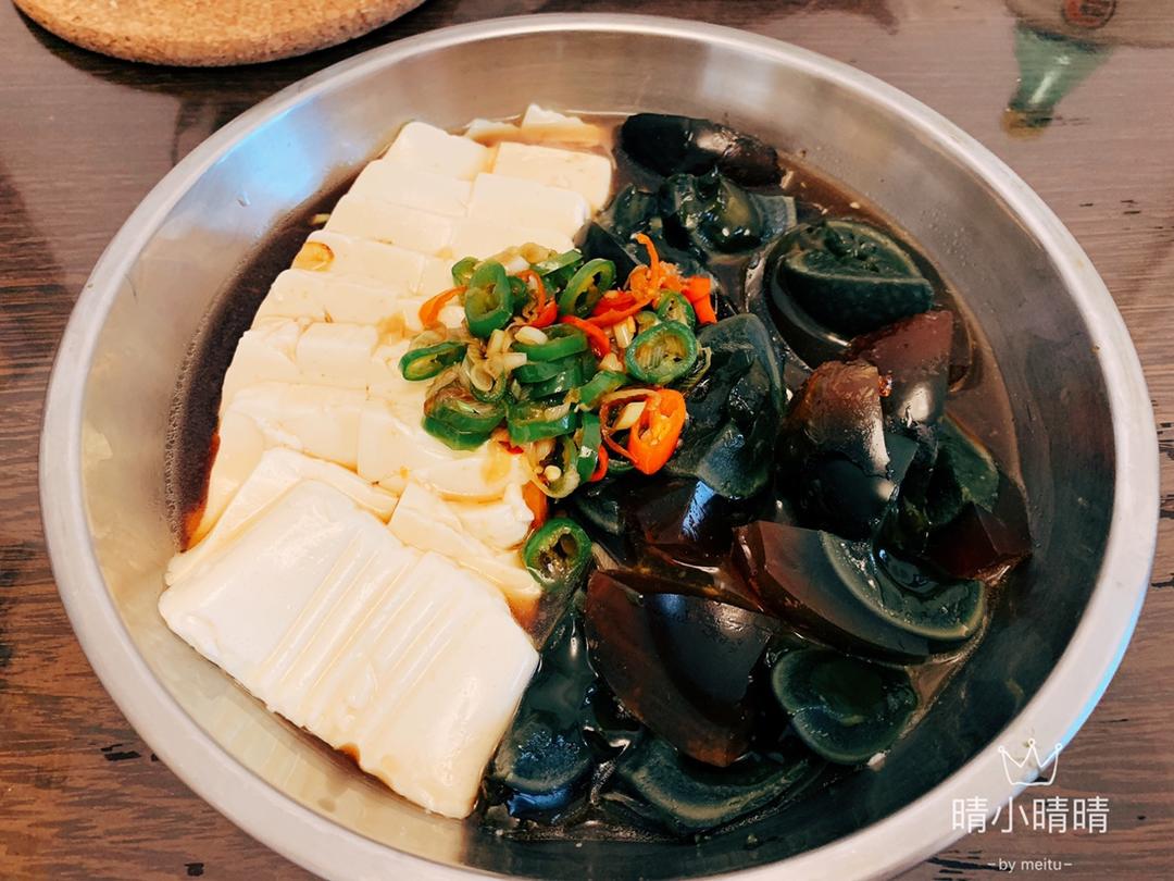双椒拌皮蛋豆腐