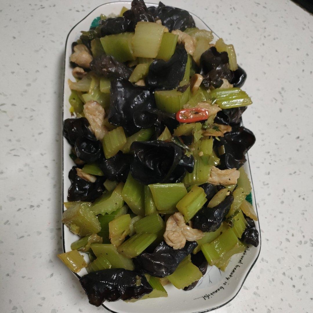 芹菜木耳胡萝卜肉丝