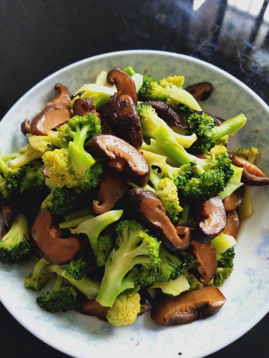 低脂好吃的西兰花炒香菇