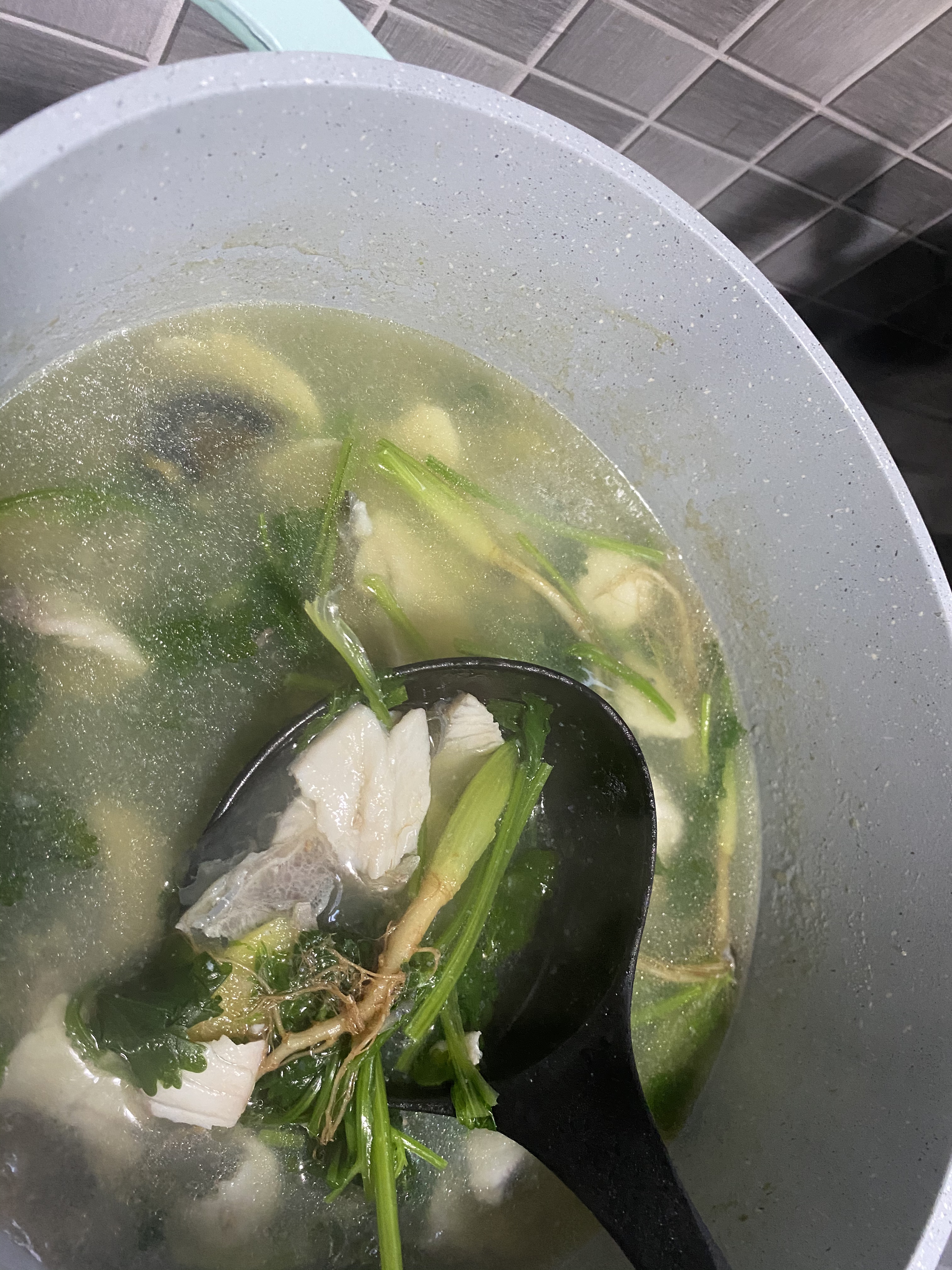 香菜皮蛋鱼片汤（广东快捷简易下火汤）的做法