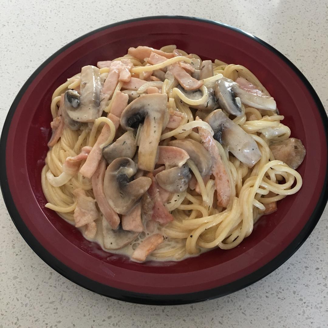 白蘑菇奶油培根意面