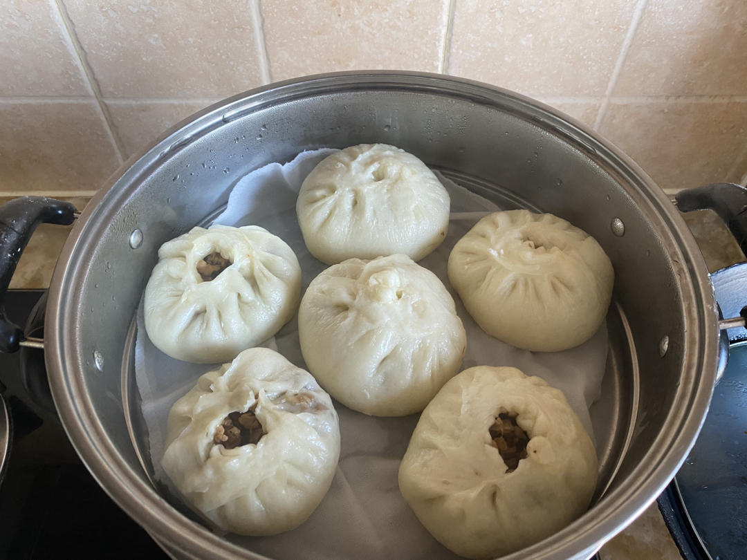 香菇鸡腿酱肉包