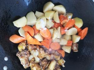 红萝卜土豆焖土鸡的做法 步骤6