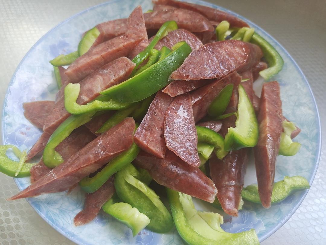 腊肉腊香肠炒芹菜