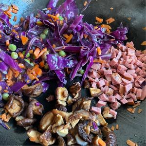🌈彩虹烩饭（紫甘蓝火腿香菇胡萝卜豌豆烩饭）的做法 步骤4