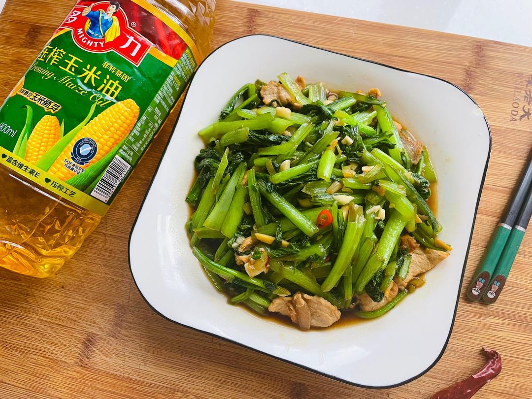 连汤都不会剩的肉炒小白菜的做法