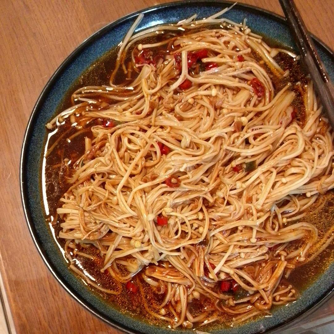 超级下饭的蒜蓉金针菇！好吃到爆