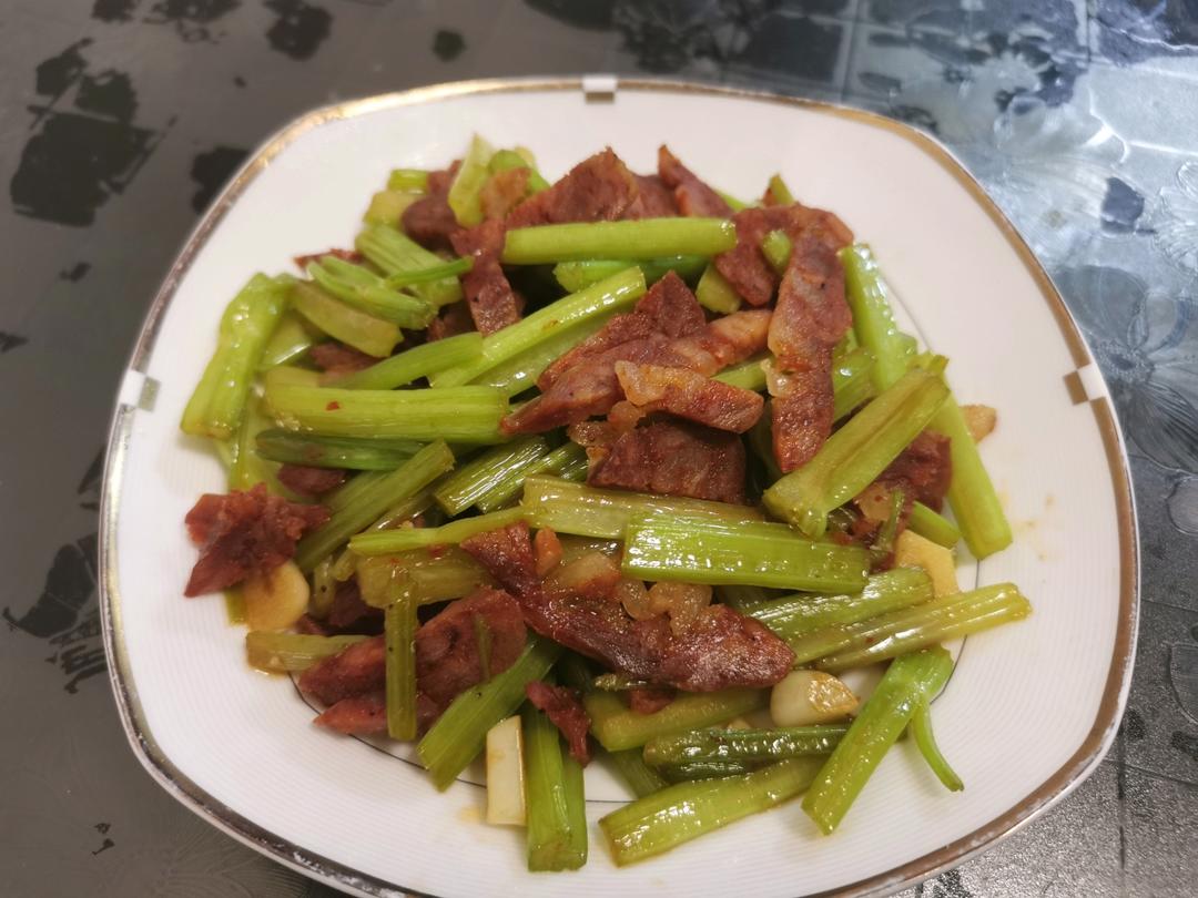 腊肠炒芹菜