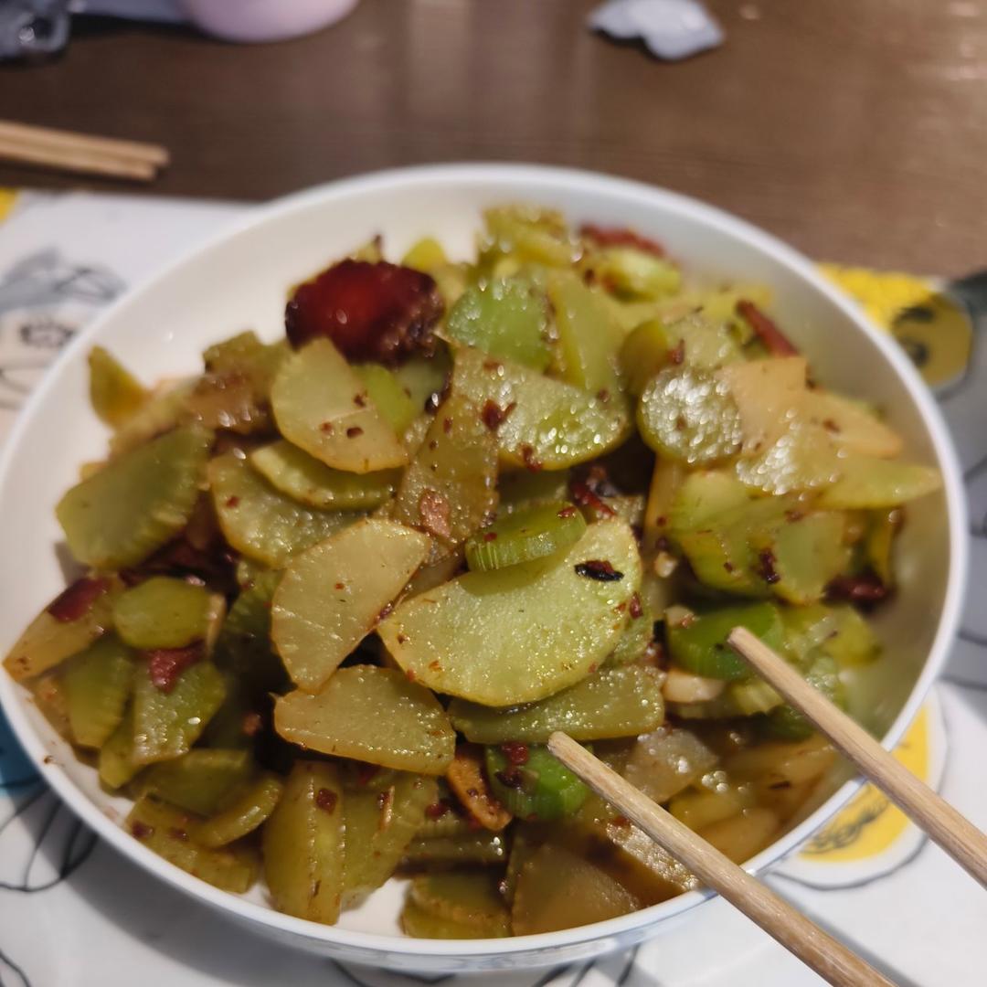 莴笋炒腊肉香味浓郁、肥而不腻、开胃又下饭