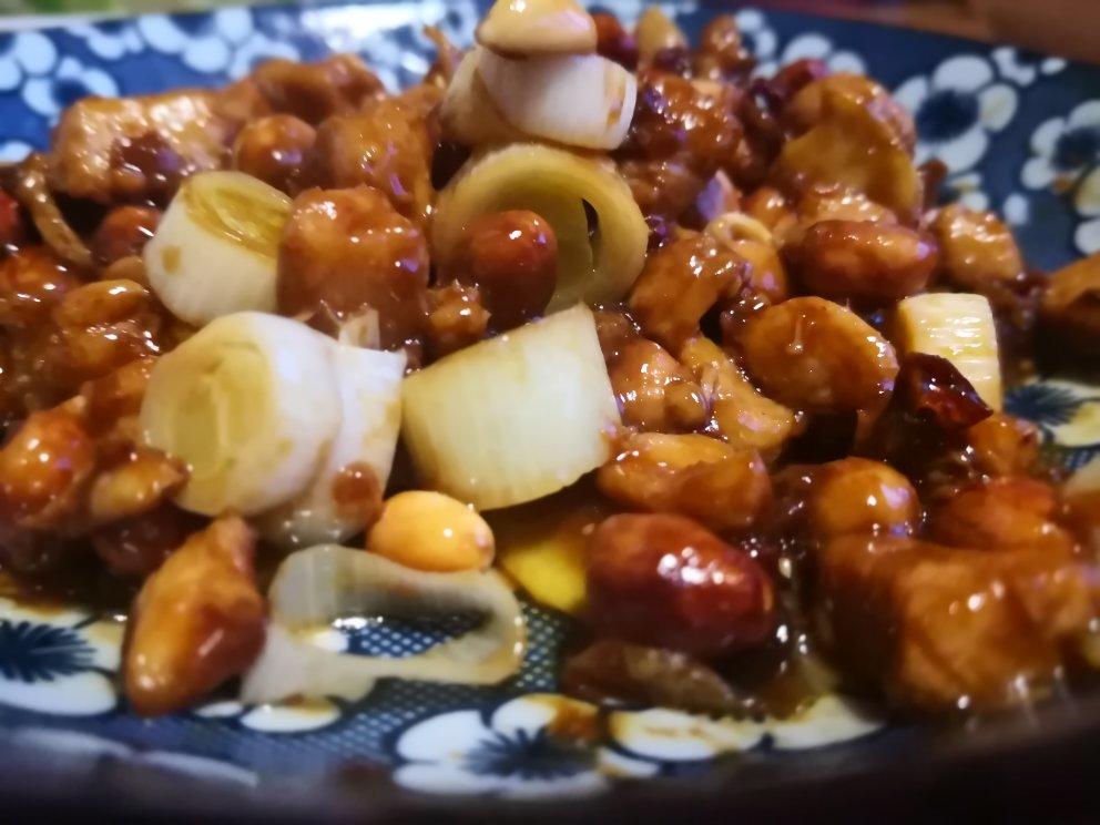 正宗宫保（爆）鸡丁只应该有鸡丁，大葱白和花生，不应该有任何蔬菜，被下厨房里胡做宫爆鸡丁的给气着了