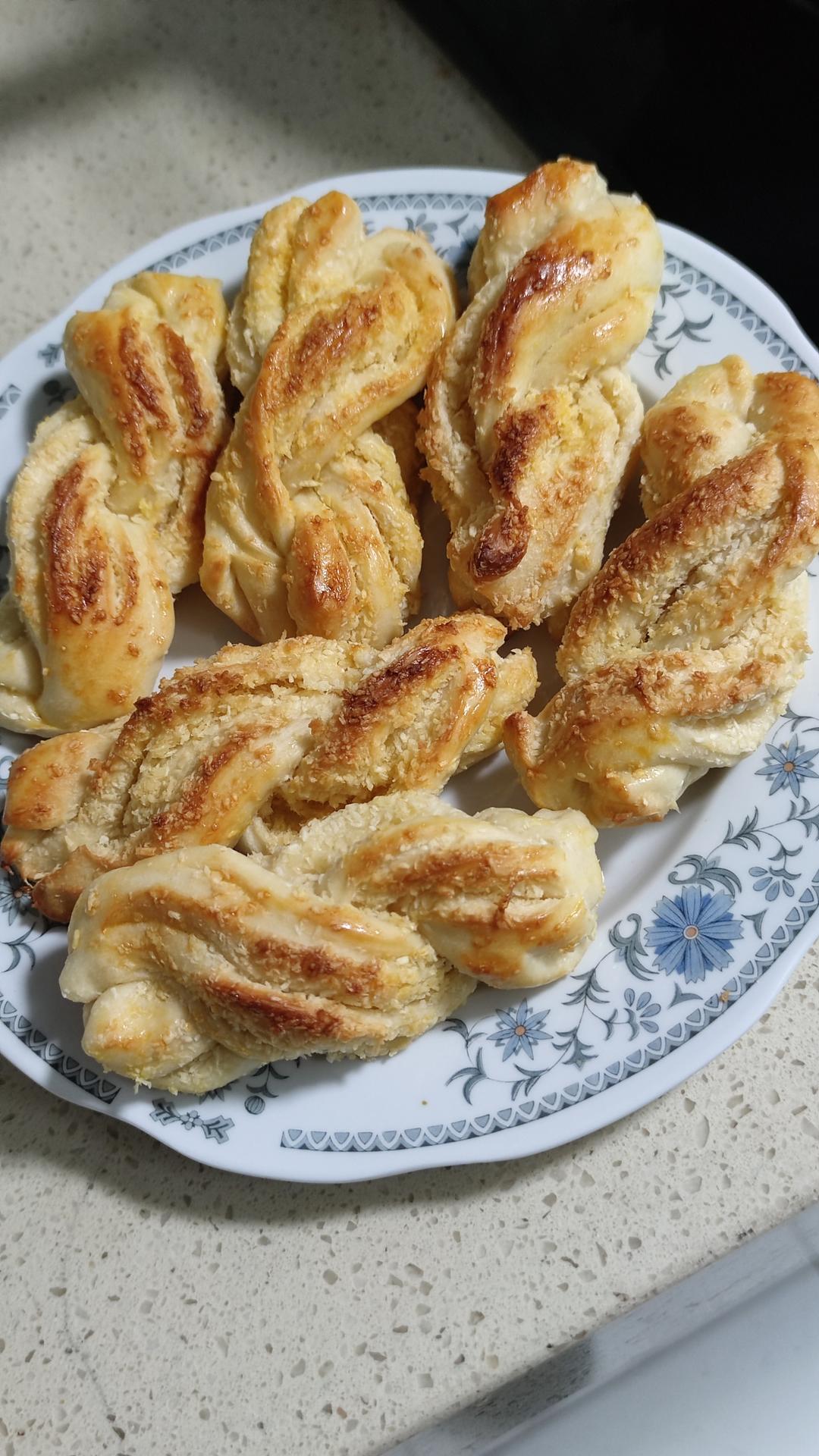 这面包也太香了，新手也能轻松做出来的椰蓉提子卷！