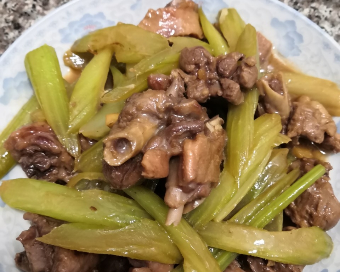 西芹炖鸭肉的做法