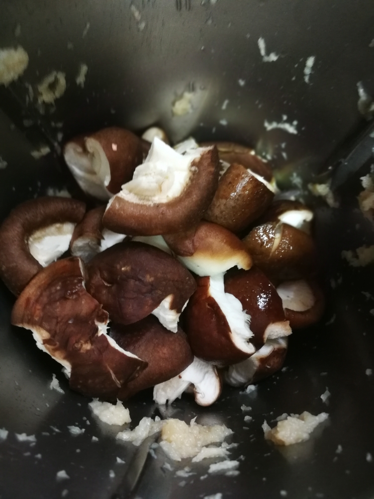 香菇鸡肉饺子的做法 步骤2
