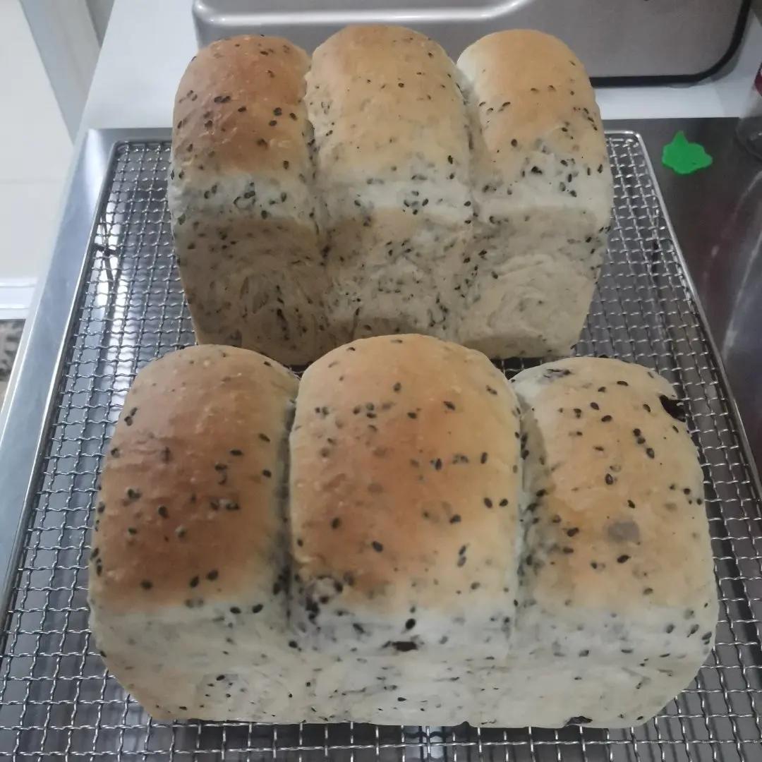 超好吃的黑芝麻蔓越莓吐司