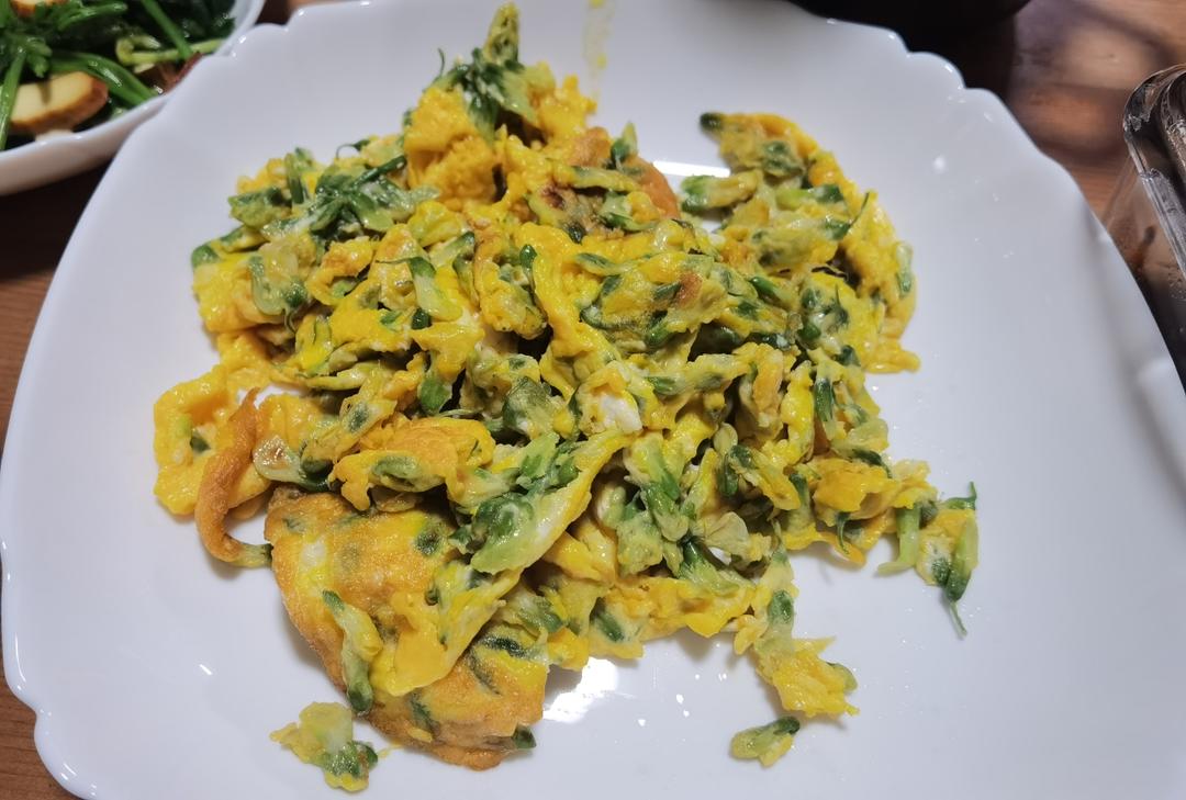 美味树上菜，槐花炒鸡蛋。附两种槐花保存方法。
