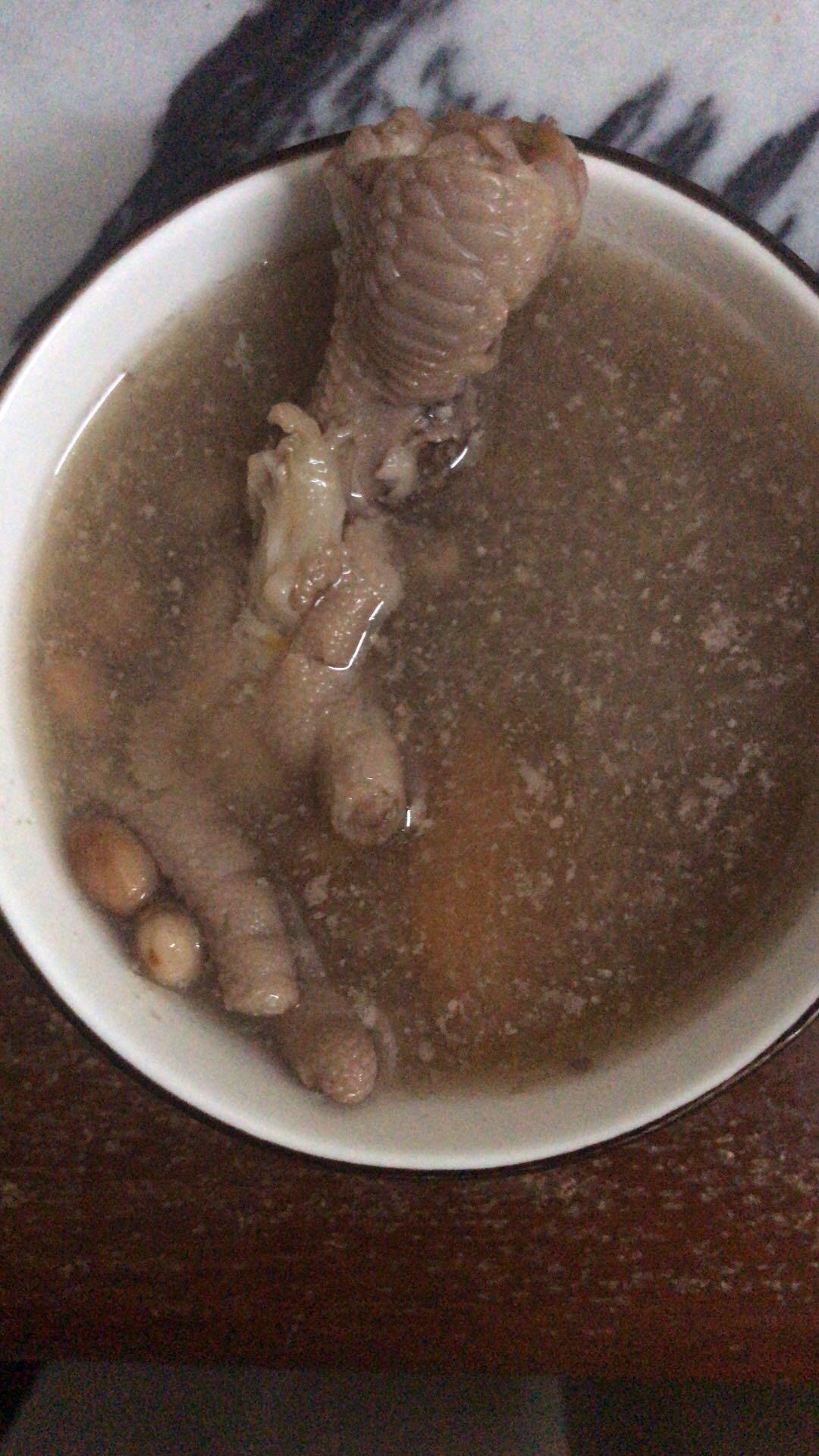 苹果花生芡实鸡爪汤