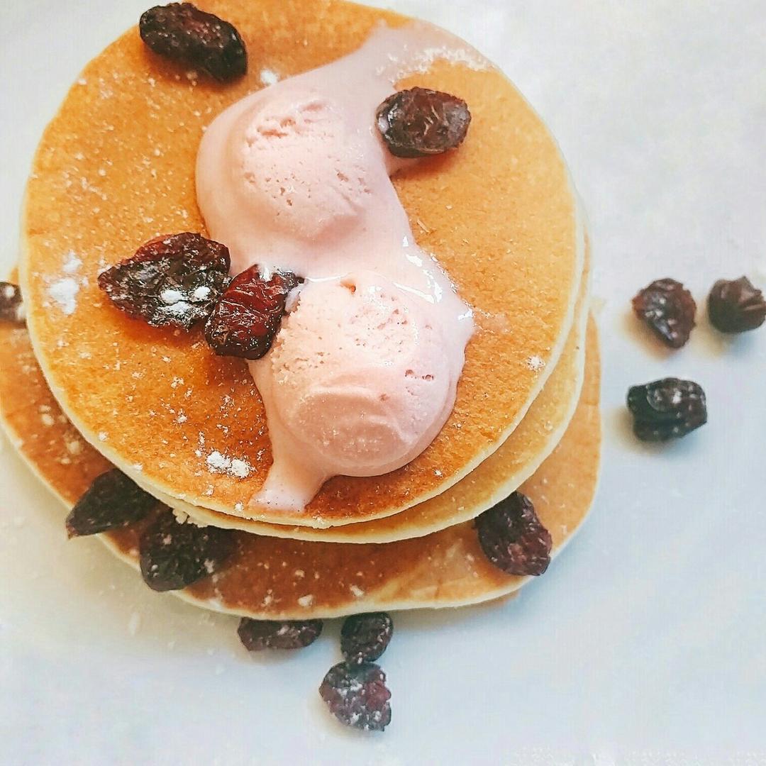 【酸奶松饼yogurt pancake】，搭上黑莓果酱和枫糖的美味。