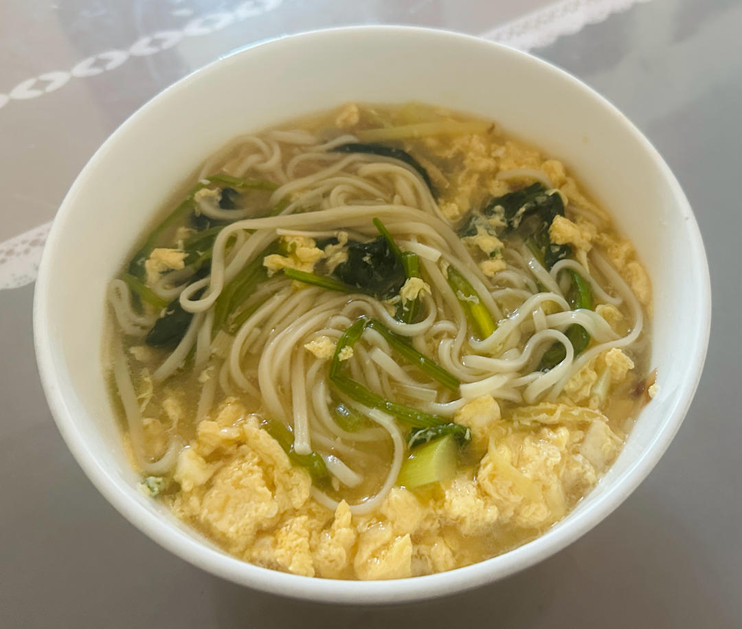 菠菜鸡蛋面｜十分钟快手早餐