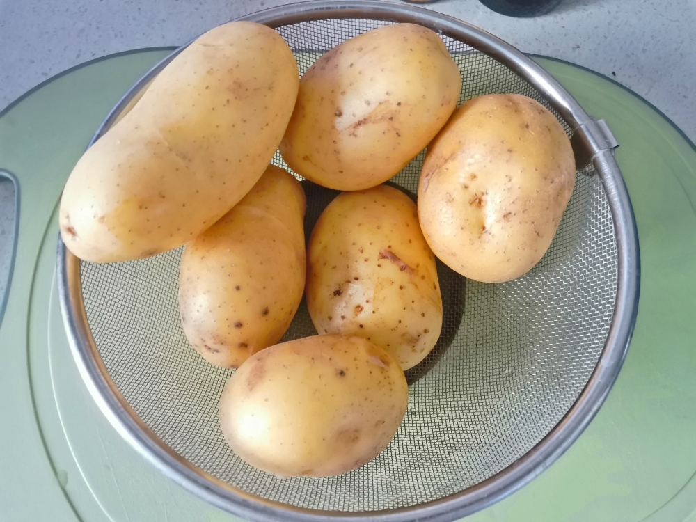 空气炸锅薯条（只需要土豆）极简零厨艺的做法 步骤1