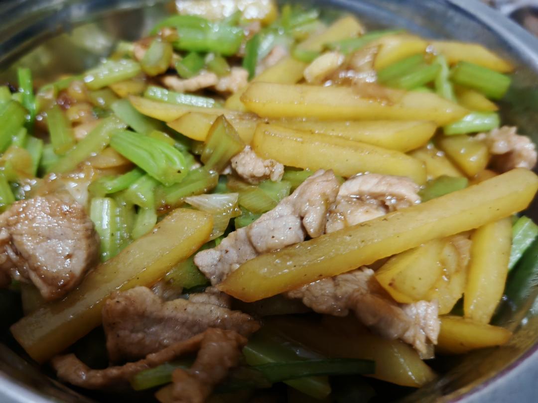 土豆炒芹菜