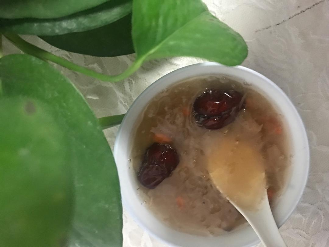 银耳红枣枸杞甜汤