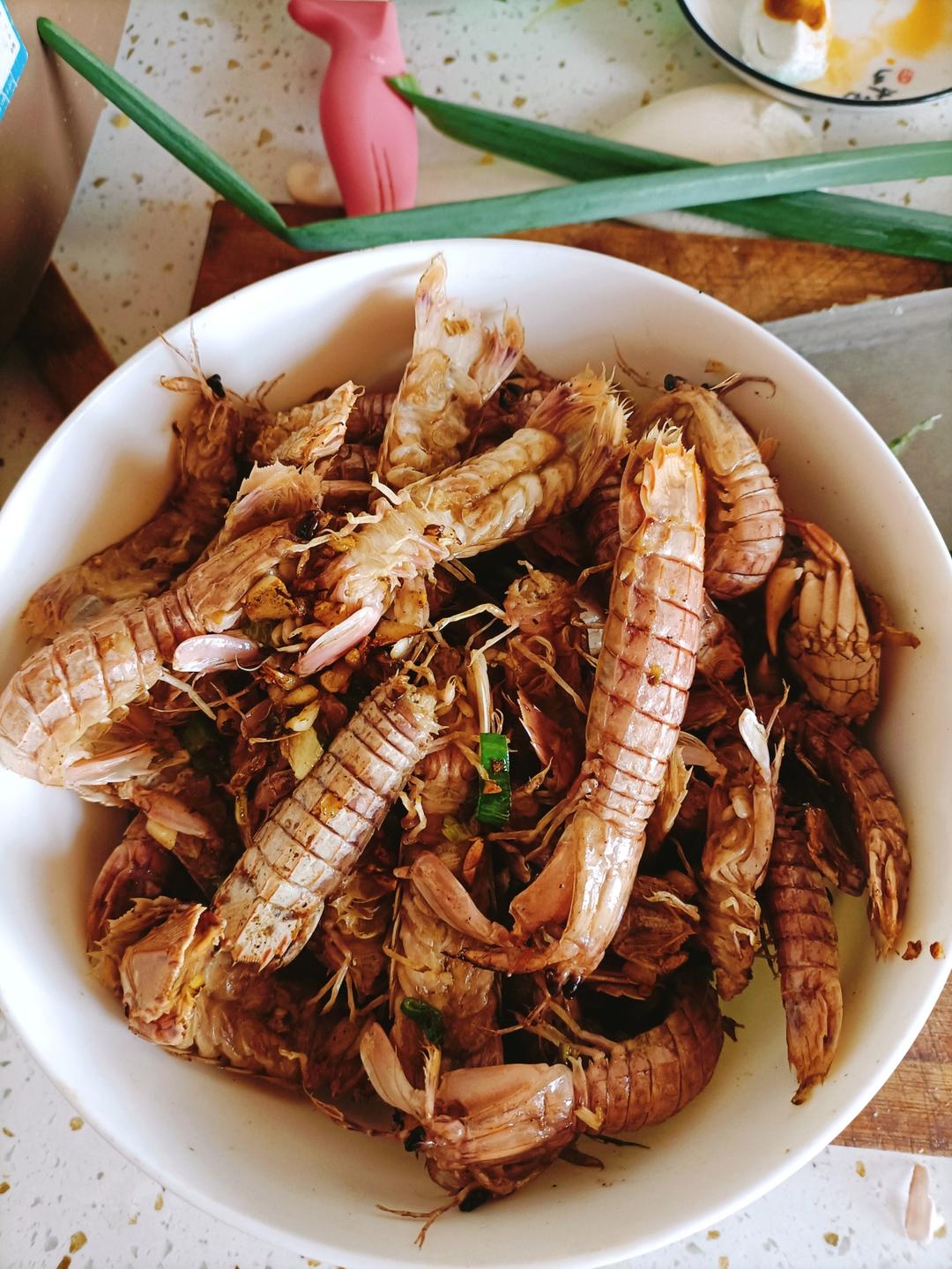 无油炸版的椒盐皮皮虾和巧拨虾壳的方法