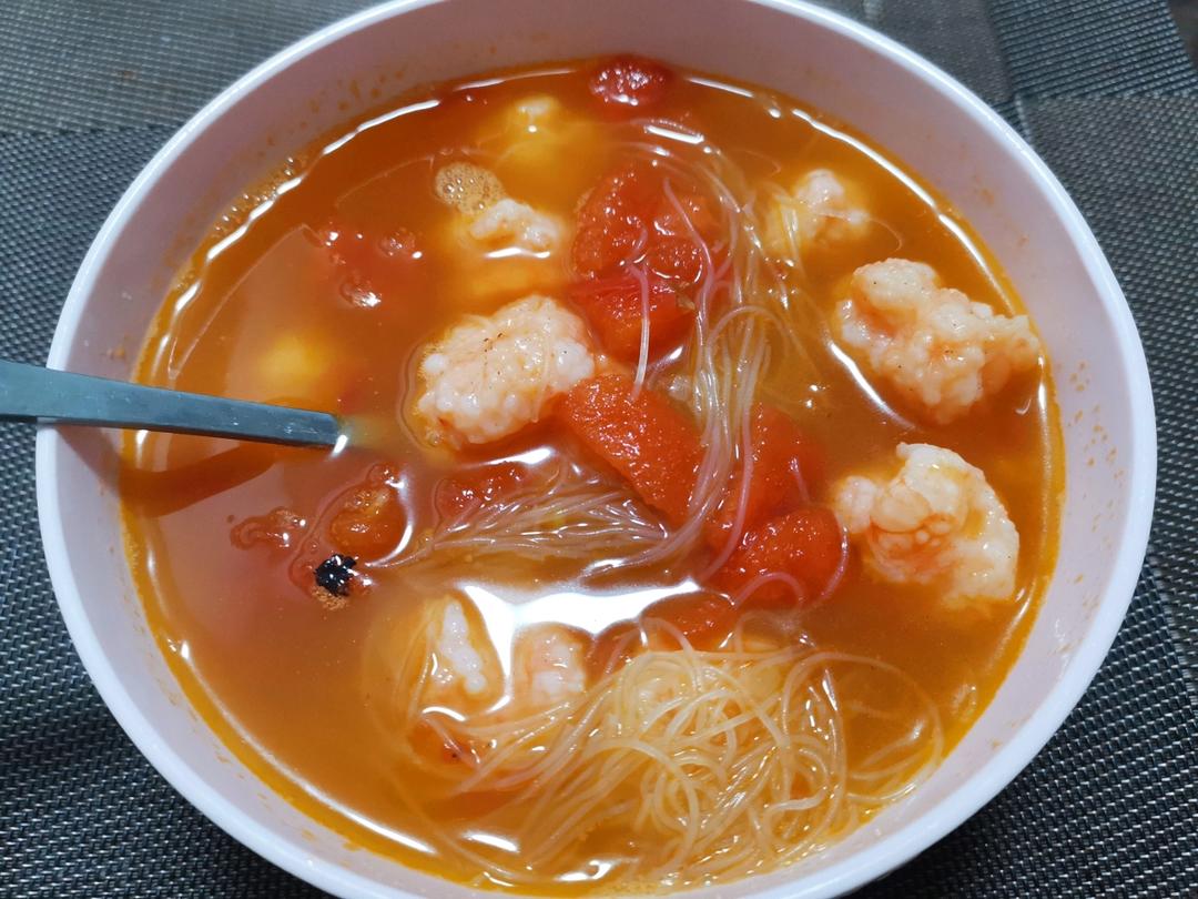 减脂餐｜番茄虾滑粉丝汤，汤鲜味美～