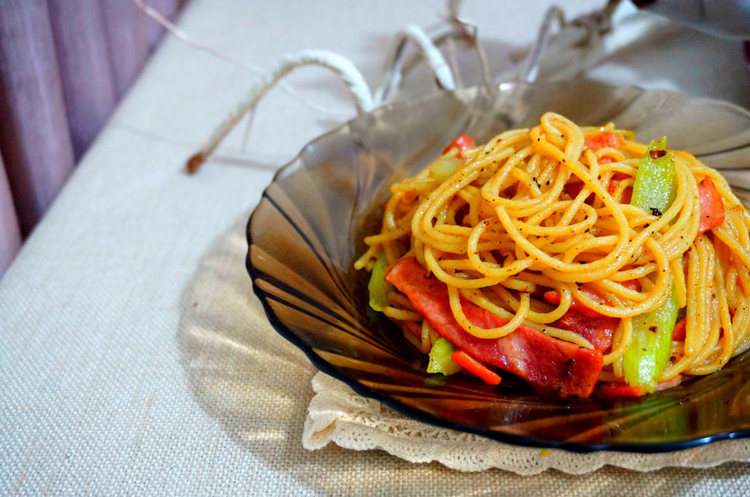 麻辣意面 重庆妹子 试图把任何食物都变成麻辣的的做法