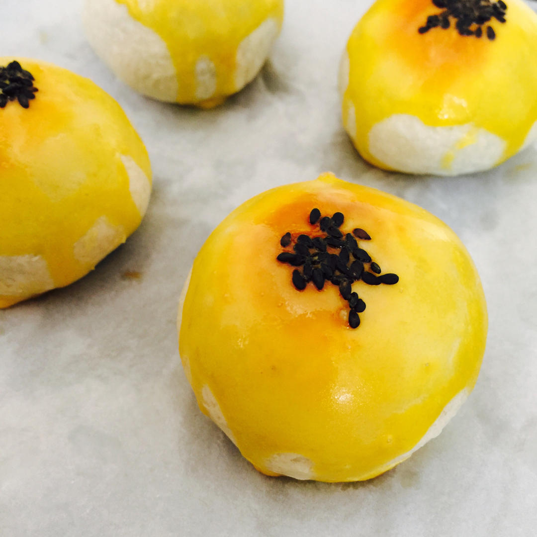 蛋黄酥 Danhuangsu