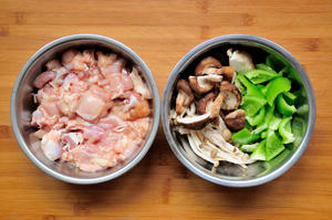 蘑菇爆炒鸡块 鲜美的蘑菇和香浓的鸡肉完美融合 经典的宴客大菜的做法 步骤4