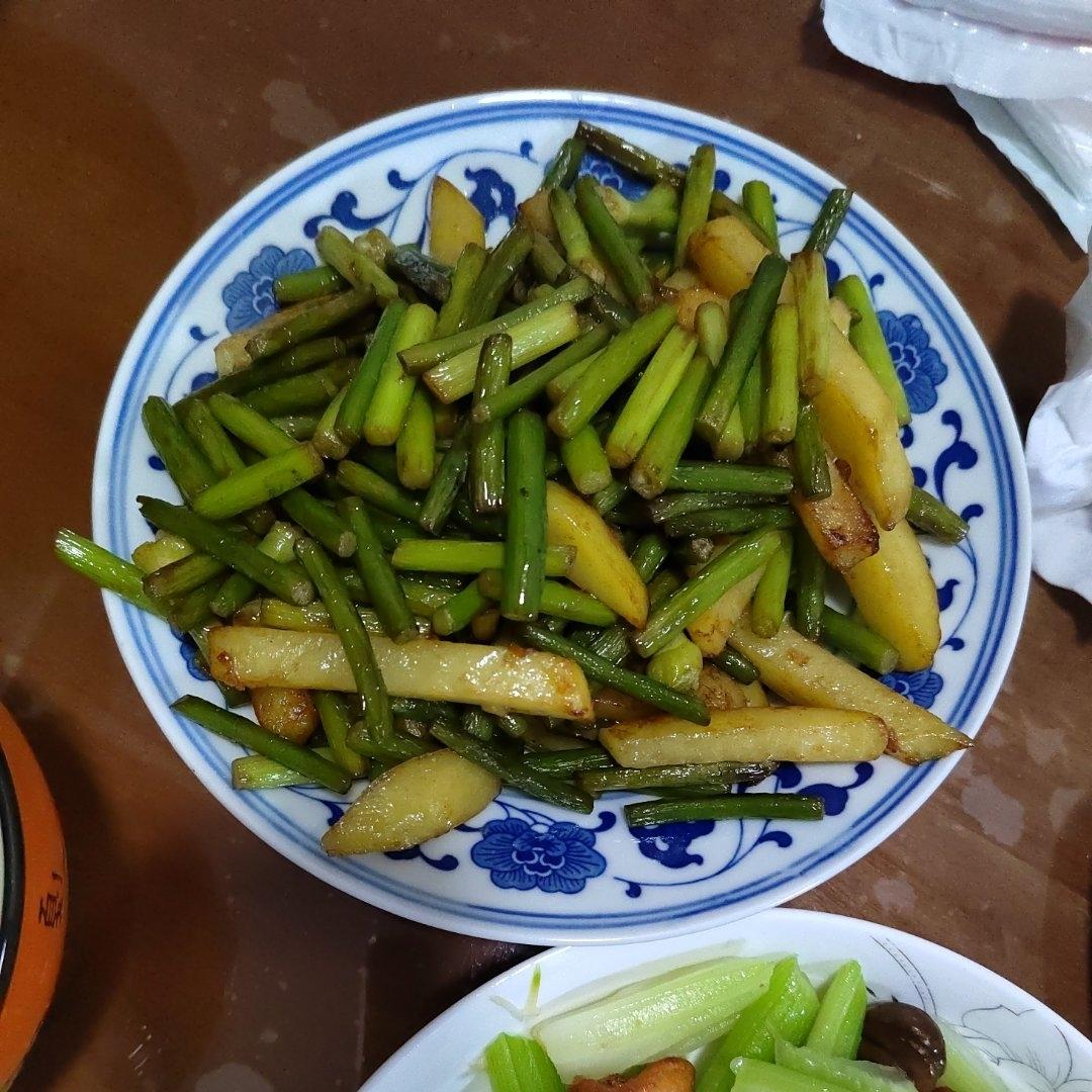 不是给CC做的菜，哈哈，超级好吃巨简单的蒜苔炒土豆条！爆下饭！
