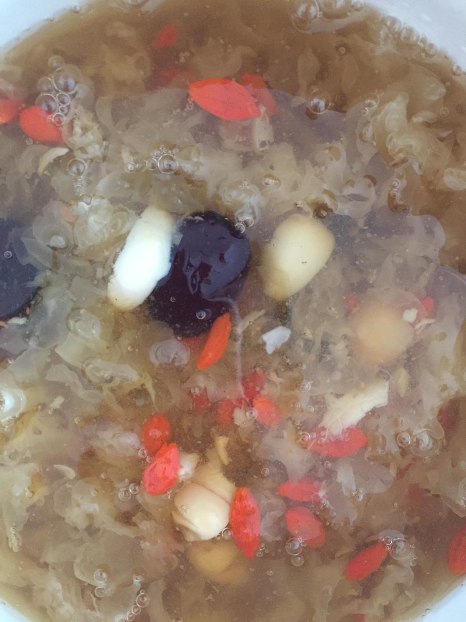 桃胶红枣银耳羹