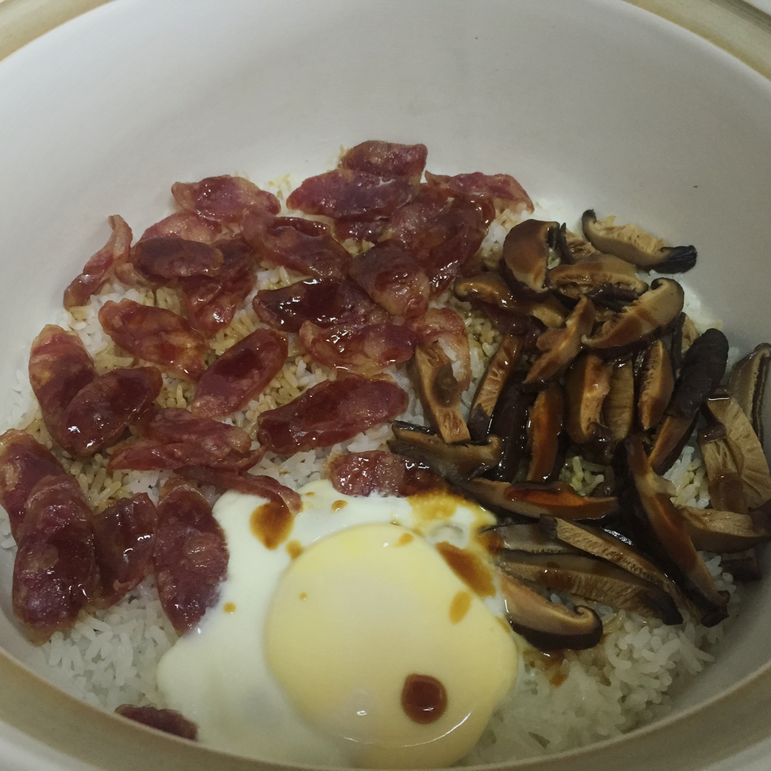 广式腊味煲仔饭