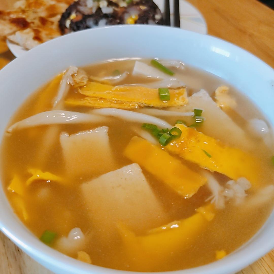 海鲜菇豆腐汤，超简单，晚上喝一碗暖暖的🍲