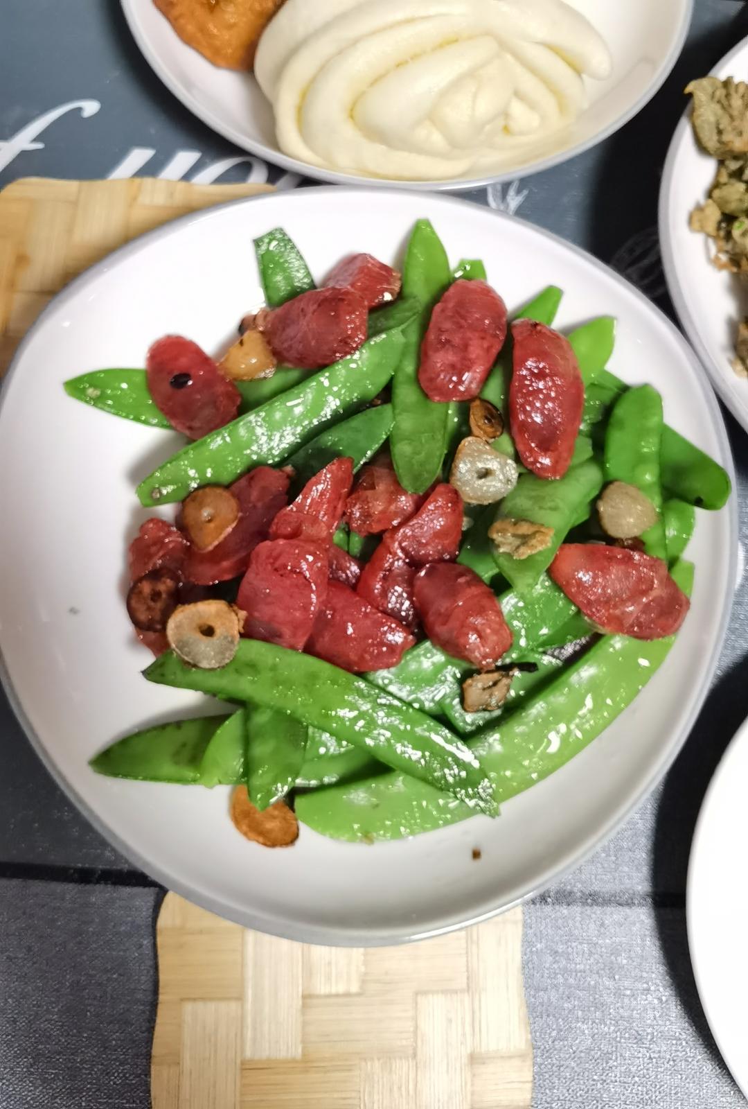 无比简单的荷兰豆炒腊肠，营养又好吃～！